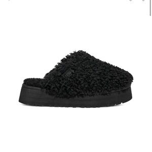 UGG Maxi Curly Platform Slippers, Black, Size 7.5